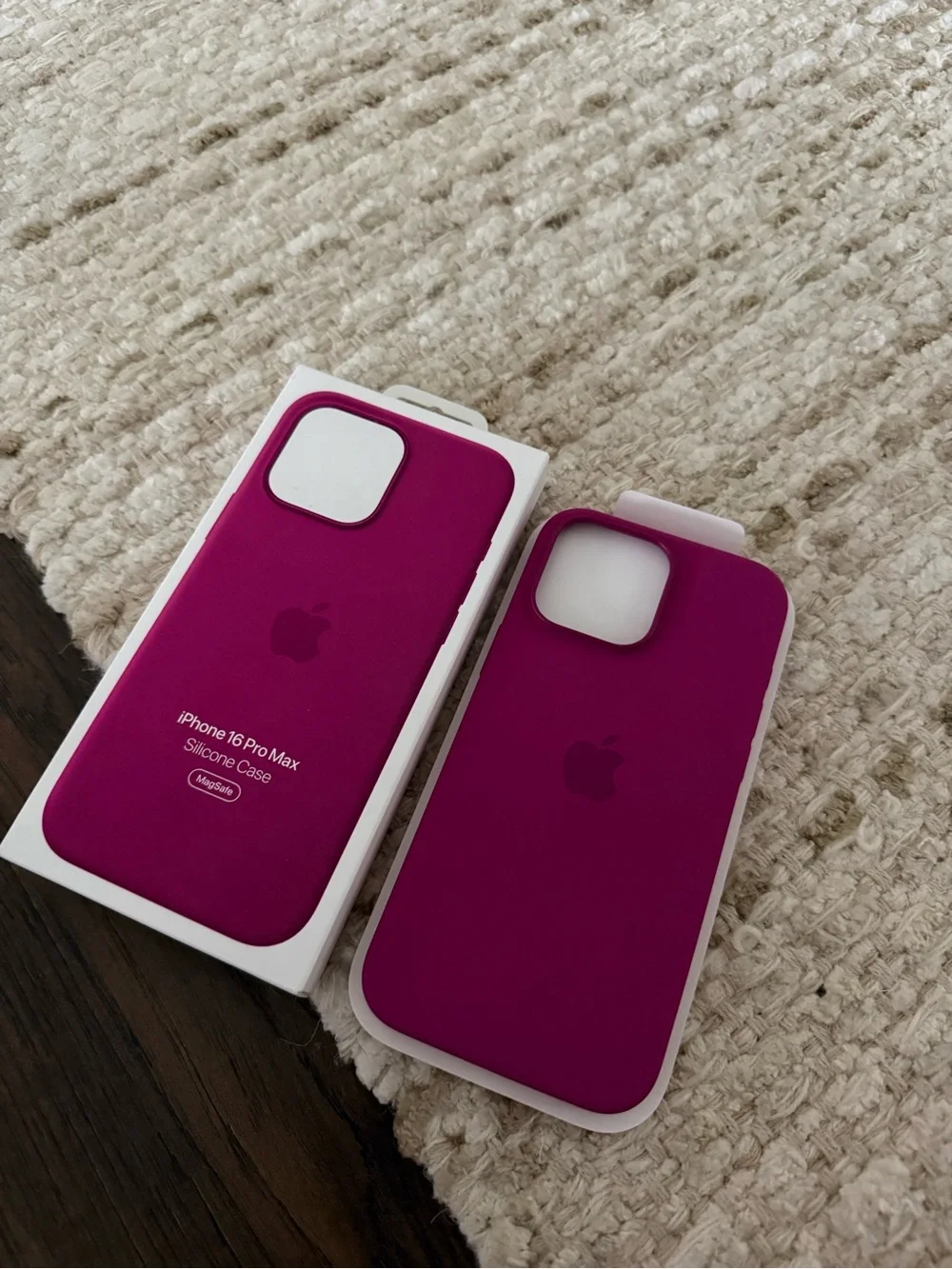 NWT [Size: iPhone 16 Pro Max Case] Apple Silicone Case with MagSafe